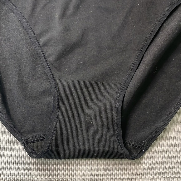 SKIMS NWT Soft Smoothing Seamless Bikini Brief Color Eclipse Black Size Small - Picture 6 of 6